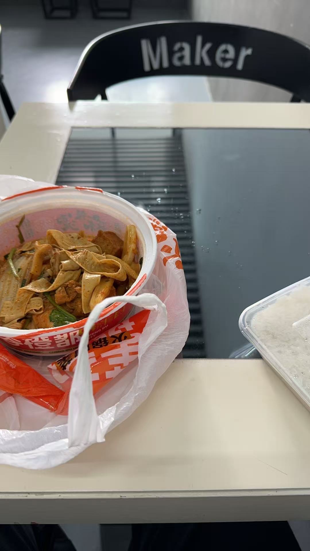 走廊进食中